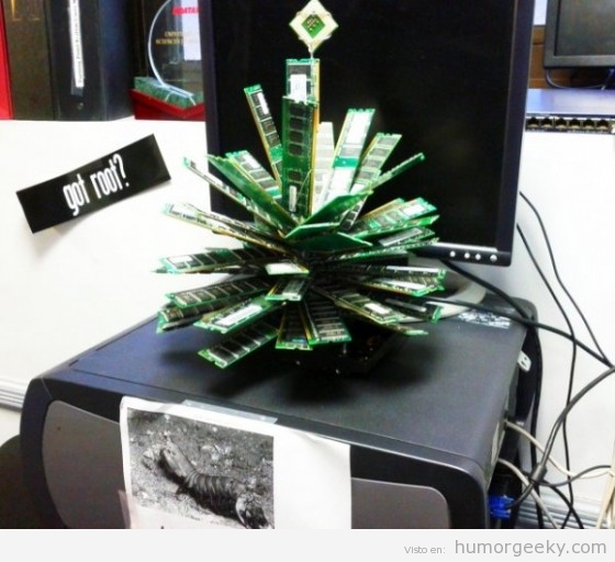 Circuitos impresos formando un árbol de Navidad geek
