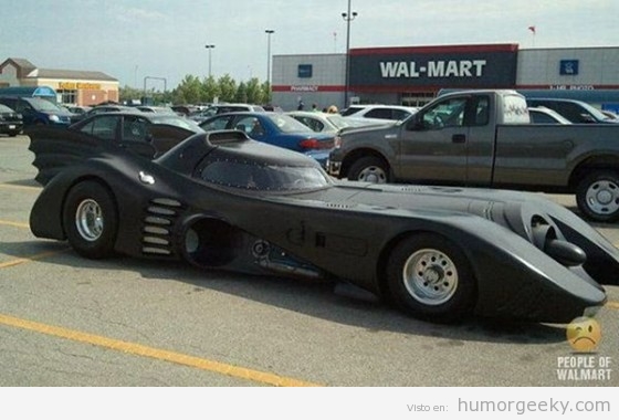 Batman en el parking de un hipermercador