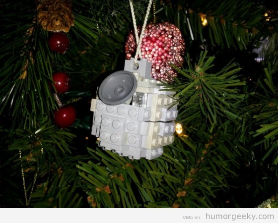 Estrella de la muerte hecha con piezas Lego, colgada en un árbol de Navidad