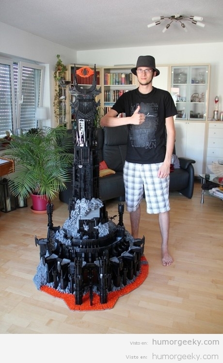 Geek hace torre de Sauron con piezas de Lego