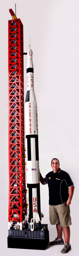 Hombre con una lanzadora espacial lego de 5 metros