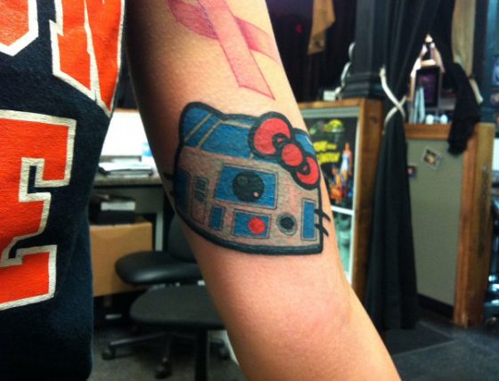 Tatuaje que combina R2-D2 y Hello Kitty