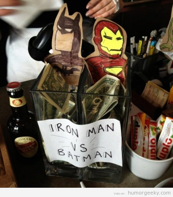 Bote de propinas para geeks Batman versus Iron Man