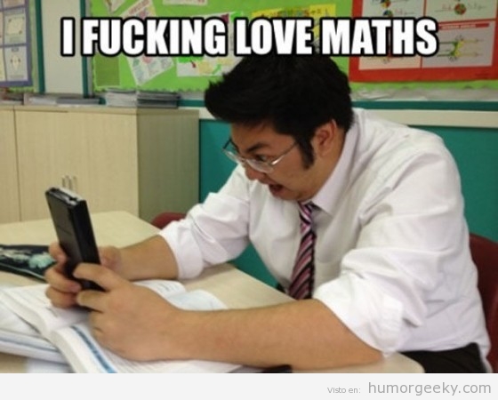 Chico asiático emocionado con las matemáticas