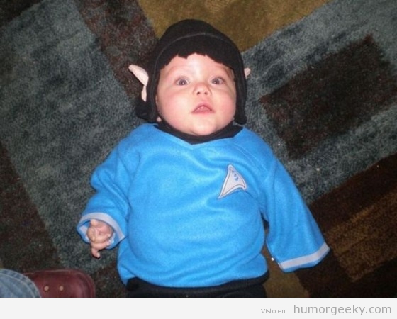Bebé vestido con traje de Star Trek