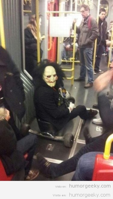Chico disfrazado de el malo de Saw, Billy, en el metro