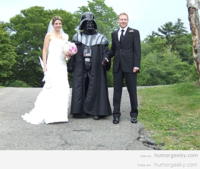 Darth Vader como cura o juez de una boda