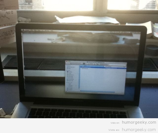 Una pantalla de ordenador transparente… wait