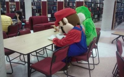 Mario y Yoshi estudiando para los finales del máster de Fontanería aplicada