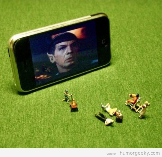 Muñecos en miniatura ven en un Iphone Star Trek como si fuese pantalla grande