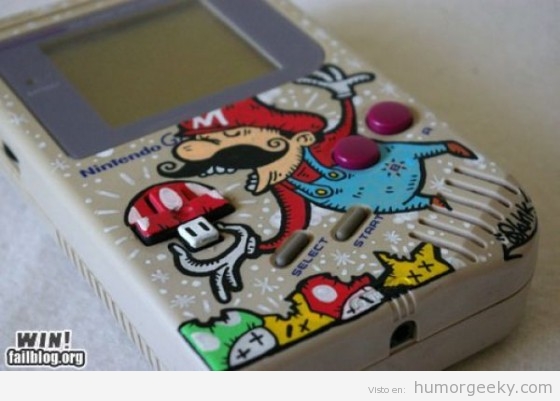 Game Boy tuneada con un dibujo de Mario Bros comiendo una seta