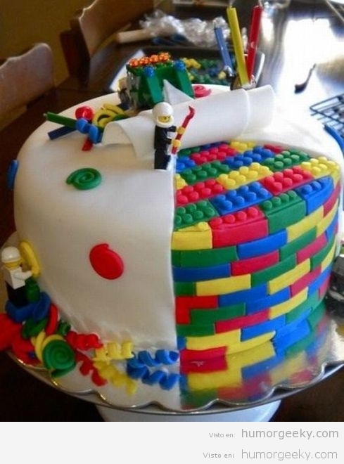 Pastel tipo El Rey de las tartas simulando u pastel de lego