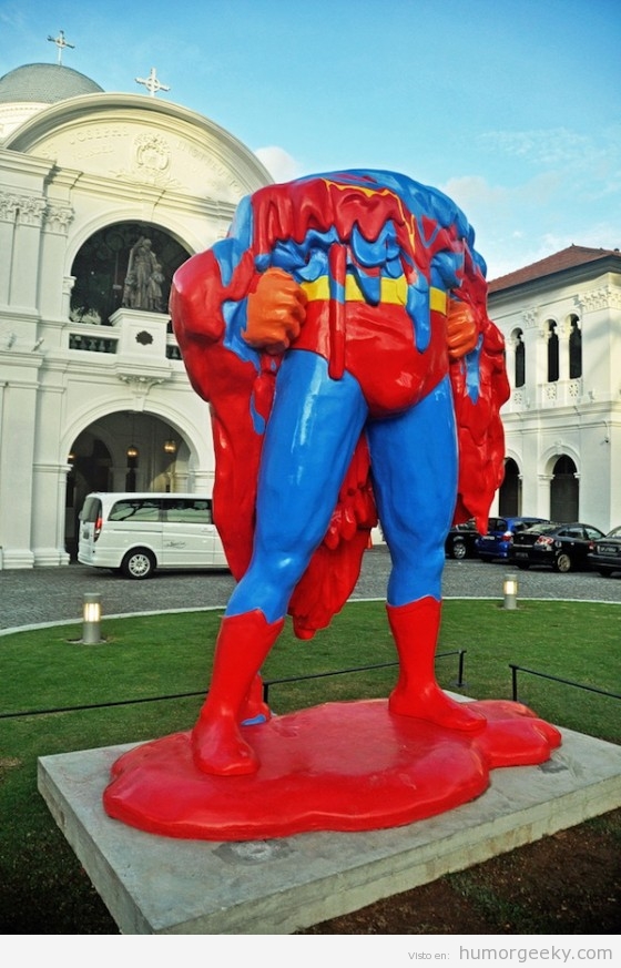Escultura del museo de Singapur con Supermán derritiéndose