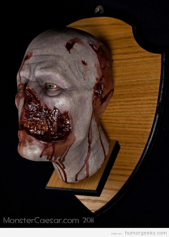 Cabeza de zombi colocada como trofeo de caza