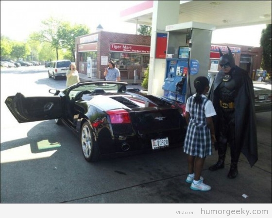 Batman repostando en la gasolinera