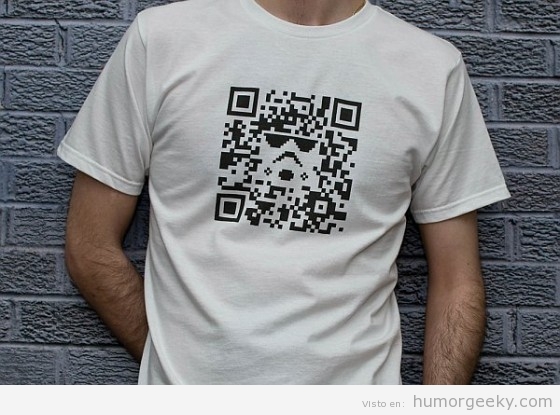Camiseta geek con estampado código QR soldado imperial