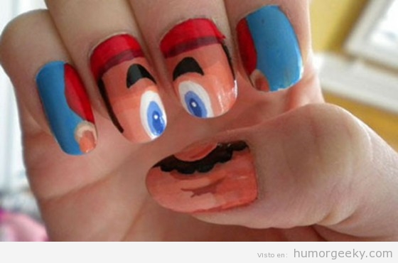 Uñas pintadas que forman la cara de Mario