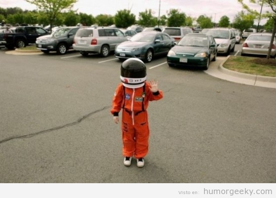Niño disfrazado de astronauta se va de misión