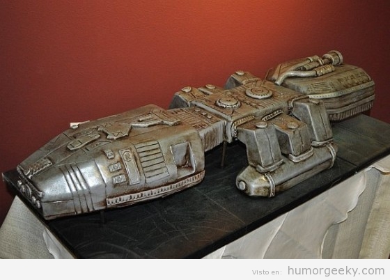 Tarta de boda con forma de nave de Battlestar Galactica
