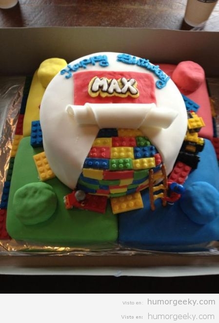 Tarta de cumpleaños con aspecto de Lego
