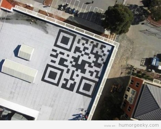 Código QR en tejado de edificio