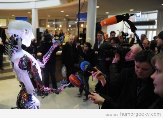 Robot siendo entrevistada por unos periodistas