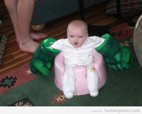 Bebé con puños de Hulk