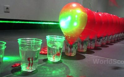 Efecto dominó con 100 globos y un láser