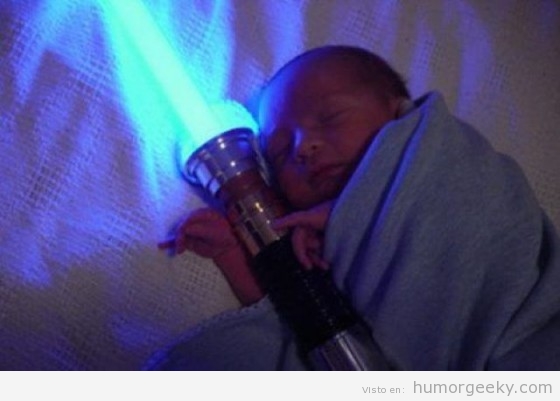 Bebé con una linterna