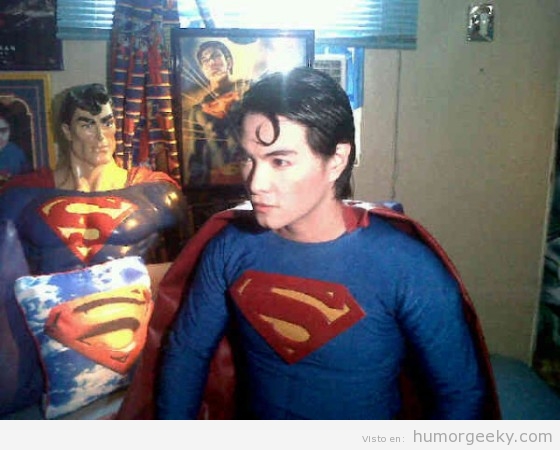 Asiatico vestido de Superman