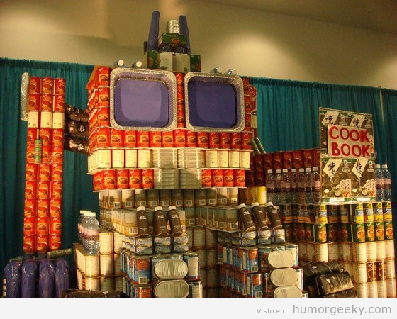 Optimus Prime hecho con latas en un supermercado