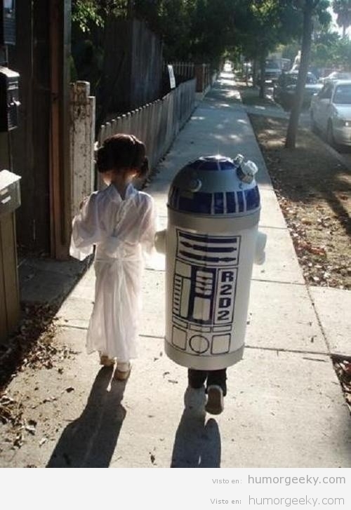 La princesa Leia y R2-D2 cuando eran niños