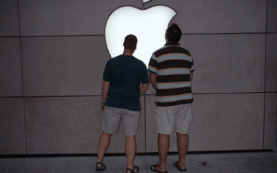 Qué hace un fan de Apple cuando ve algo relacionado con la marca?