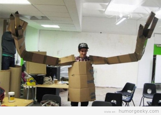Robot gigante hecho de cartón