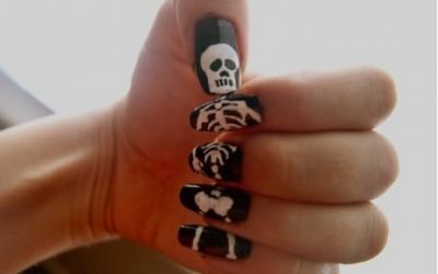 Uñas pintadas con esqueleto