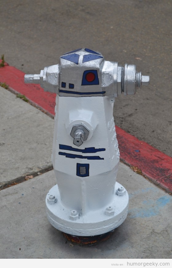 Boca de riego con forma de R2-D2