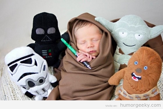 Bebé rodeado de peluches de Star Wars