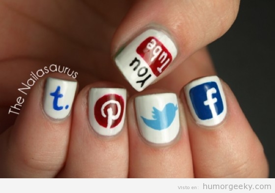 Uñas pintdas con logotipos de redes sociales