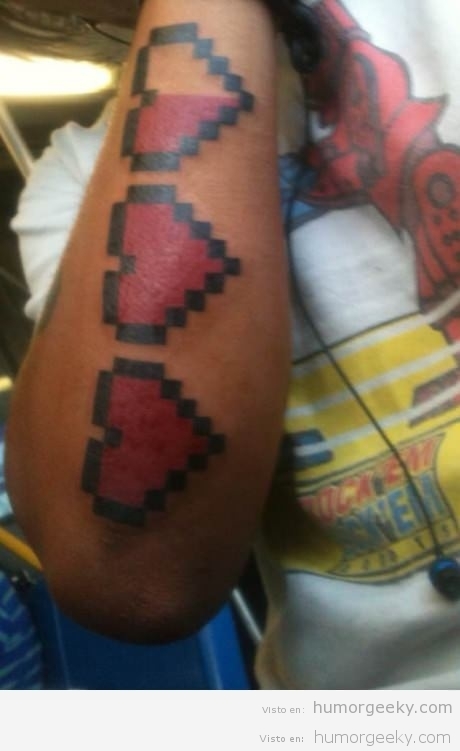 Tatuaje geek corazones de vida