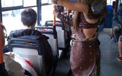 Guerrera en un autobús
