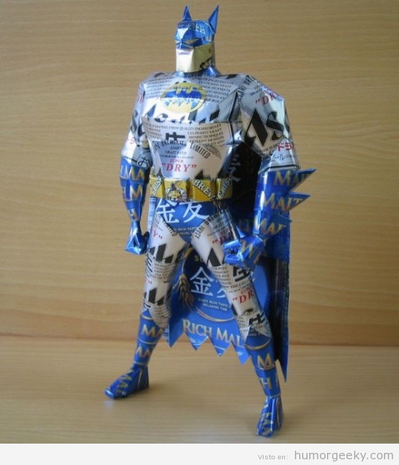Figura de Batman construida con latas