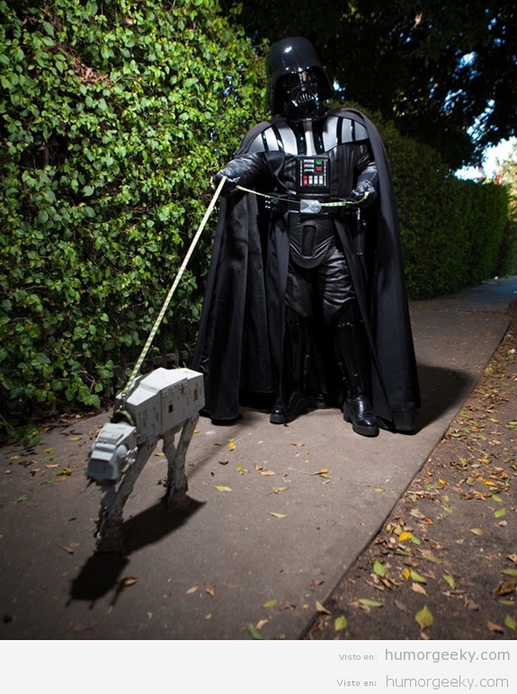 Dart Vader paseando a su caminante Imperial