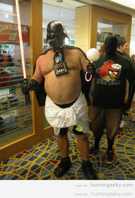 Disfraces de última hora para Halloween (II): Darth Vader bebé