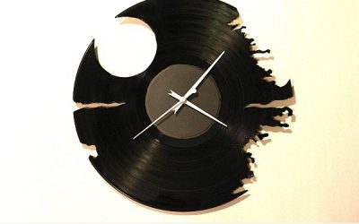 Reloj con forma de Estrella de la muerte con un disco de vinilo