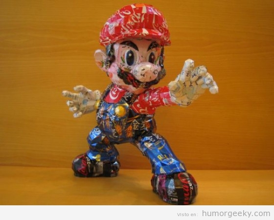 Mario confeccionado con latas