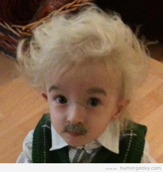 Niño disfrazado de Einstein
