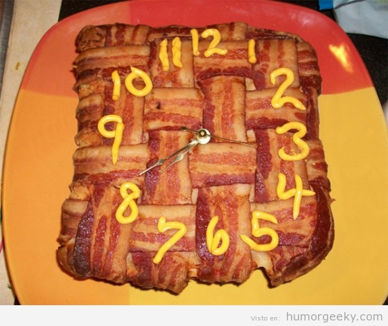 Reloj hecho con bacon