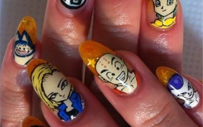 Uñas pintadas con las caras de personajes de Dragon Ball