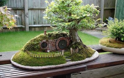 Casa hobbit en un bonsai