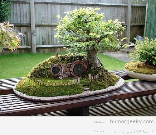 Casa hobbit en un bonsai
